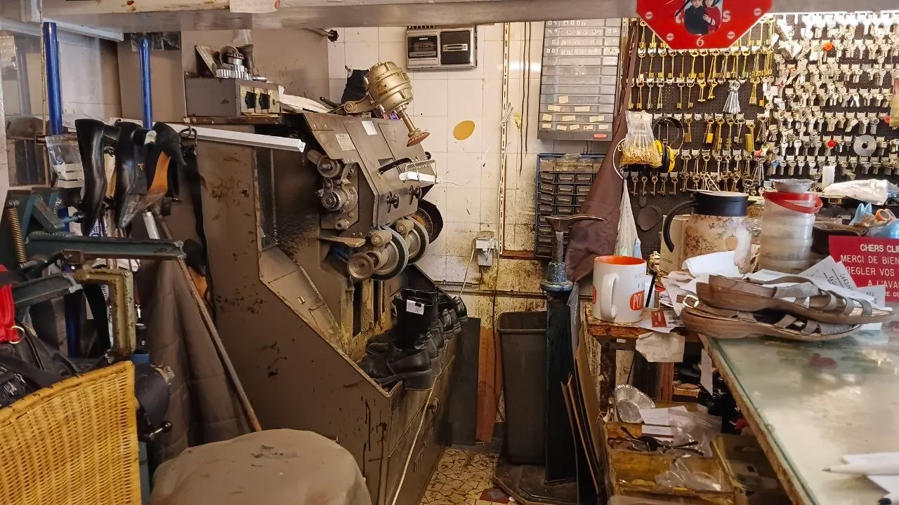 Chaussures et bottes en réparation dans l’atelier Érard