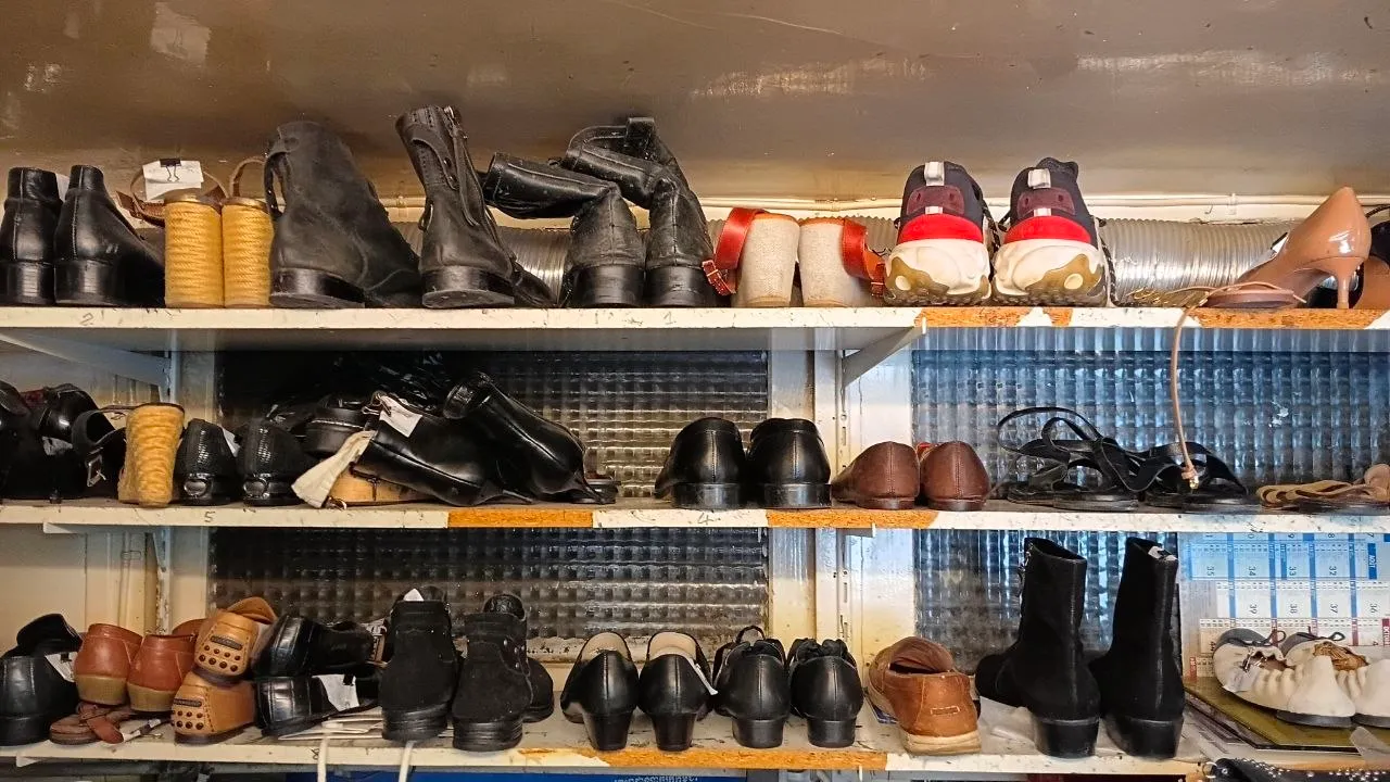 Chaussures et bottes en réparation dans l’atelier Érard